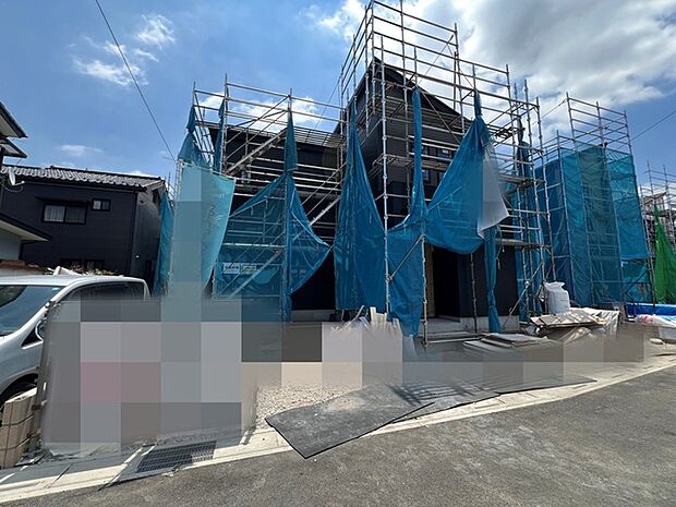 新しい暮らしの始まりを感じさせる、静かな街並みに馴染む外観の建築風景です。