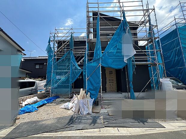 完成へ向けて形作られる、新しい住まいの確かな気配を感じる外観です。