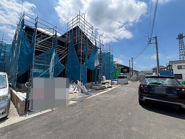 完成へと近づく姿に期待が高まる、穏やかな街並みに溶け込む洗練された佇まい。