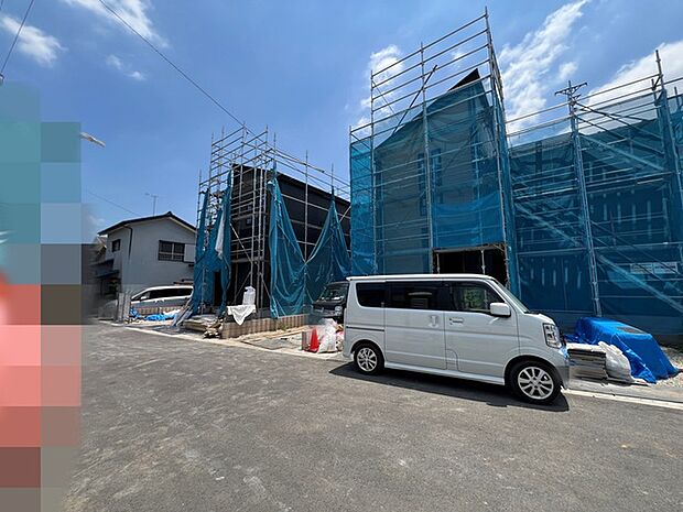 閑静な住宅街で進む新たな住まいの建設風景、完成に向けて着実に形作られていく期待感に満ちた佇まいです。