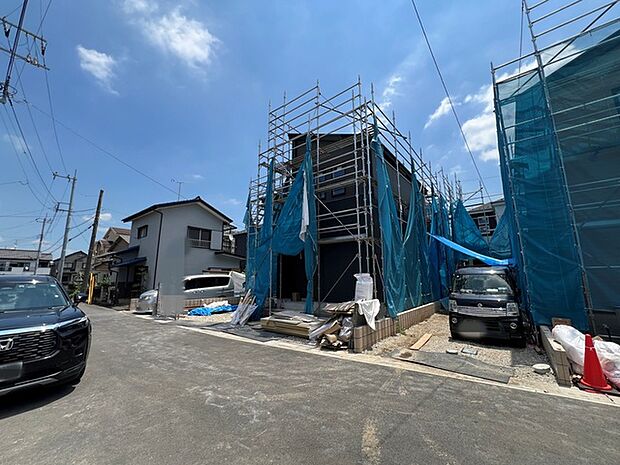 青空のもと、確かな技術で組み上げられる住まいが、理想の暮らしの完成に向けて着実に時を刻んでいます。