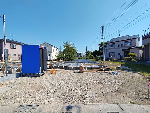 澄み渡る青空のもと、新しい暮らしの基盤となる土地が静かにその時を待っています。