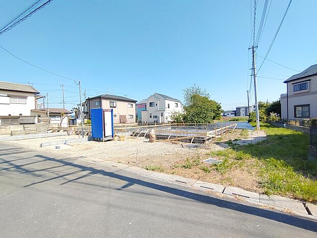 新しい暮らしの始まりを感じさせる、落ち着いた住宅街に広がるゆとりある敷地です。