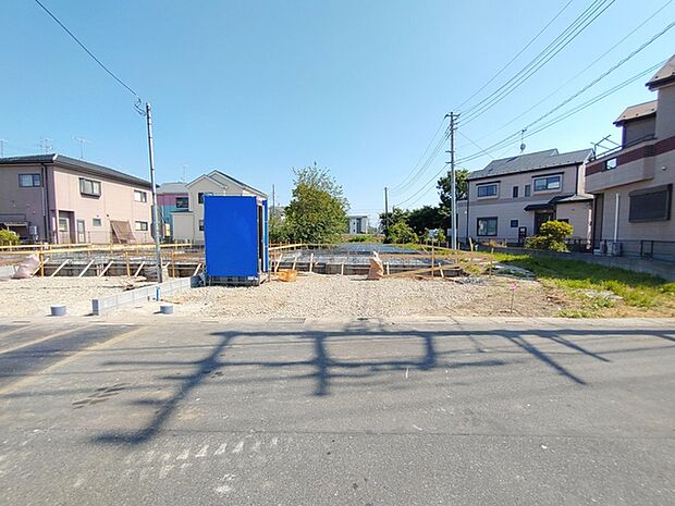 穏やかな住宅街に位置する、これからの暮らしの拠点となる広々とした敷地です。