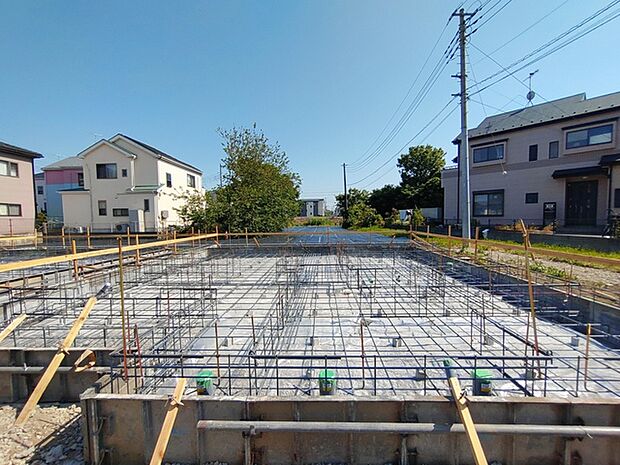 これから始まる暮らしの土台となる、広々とした敷地に整えられた基礎の様子です。