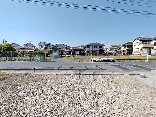 空が大きく広がり、周囲の落ち着いた街並みと調和する穏やかな住環境が整っています。