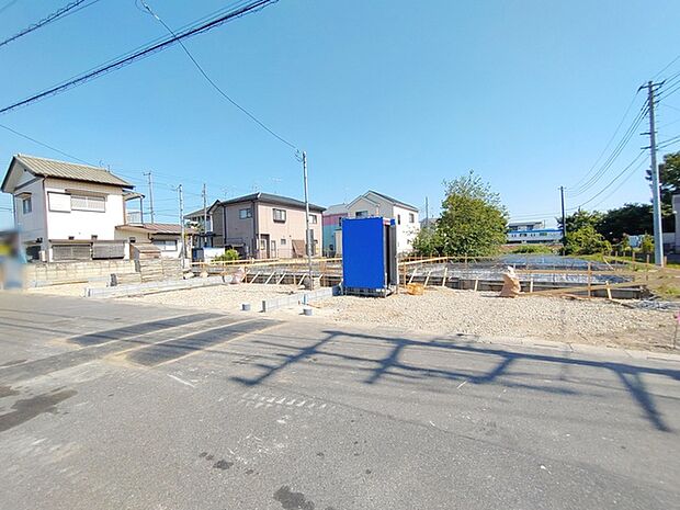 澄みわたる空の下、これから新たな暮らしの基盤が築かれていく期待感に満ちた土地の様子です。