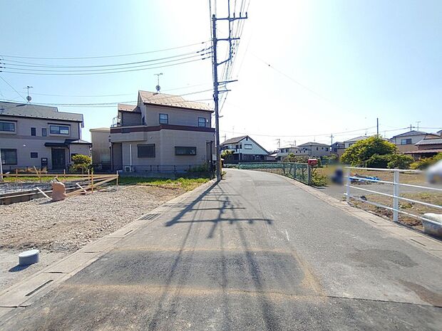 穏やかな空気が流れる住宅街の風景は、日々の暮らしに心地よいゆとりと安心感をもたらしてくれます。