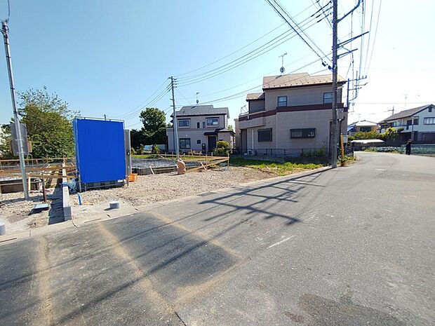 穏やかな住宅街に位置する、新しい暮らしの始まりを感じさせる開放的な土地です。