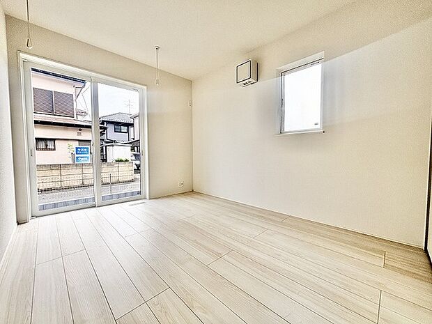 白を基調としたプレーンな空間が、日々の暮らしに心地よい静けさと広がりをもたらします。
