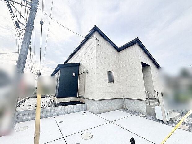 洗練されたモノトーンの外観が際立つ、端正で落ち着きのある佇まいが魅力の住まいです。