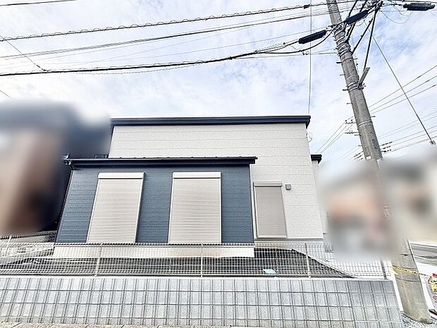 洗練された色使いが印象的な、周囲の環境に調和する落ち着いた佇まいの外観です。