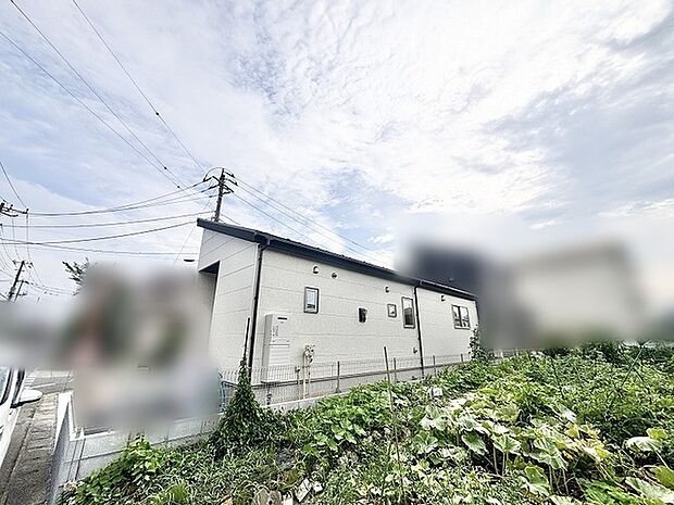 空を広く仰ぐ開放的な敷地に、シンプルで洗練されたフォルムが美しく映える外観です。