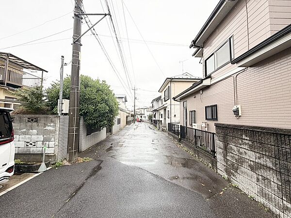 穏やかな時間が流れる、落ち着いた住環境の広がる住宅街の一角です。