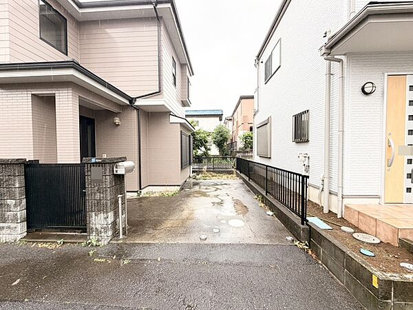マイカースペースを1台分確保。現地で車幅と共にご確認ください。