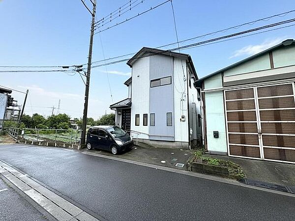 すっきりと洗練された外観が、周囲の落ち着いた街並みに自然と馴染む佇まいです。