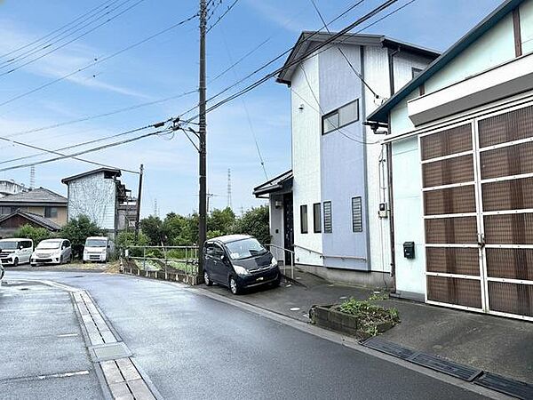 穏やかな空気が流れる閑静な住宅街の一角にあり、落ち着いた暮らしを予感させる佇まいです。