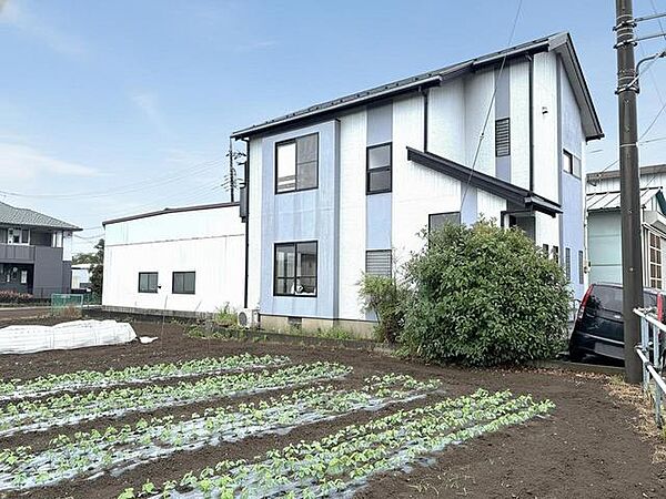 周囲の穏やかな環境に溶け込み、日々の暮らしに静かな安らぎをもたらす洗練された外観デザイン。