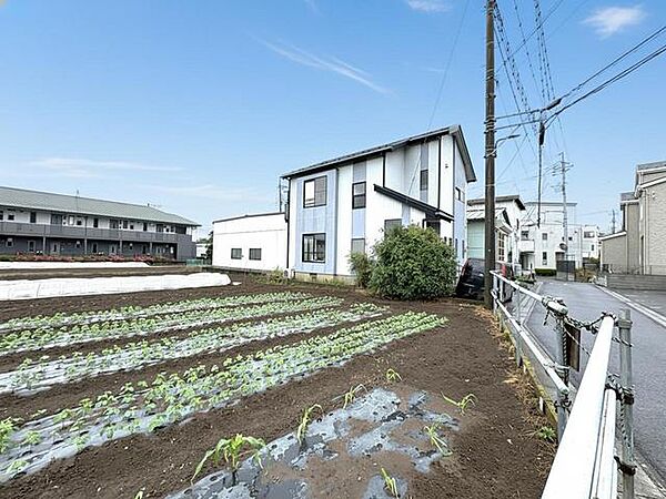 豊かな自然の気配と穏やかな空気が流れる、日常に安らぎを感じさせてくれる住環境です。