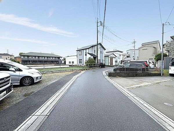 穏やかな時の流れる、落ち着いた街並みに佇む開放感のある周辺環境です。
