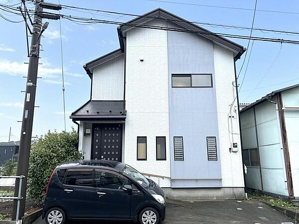 洗練されたバイカラーの外観が、落ち着いた佇まいとともに暮らしの舞台を端正に整えています。
