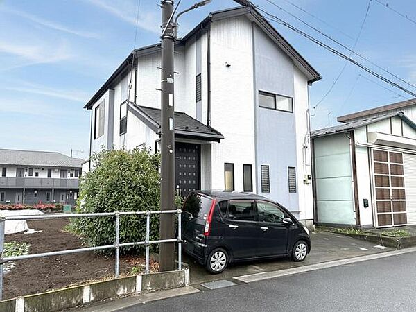 静かな街並みに寄り添うように佇む、日々の暮らしに安らぎを感じさせるすっきりとしたフォルムの住まいです。