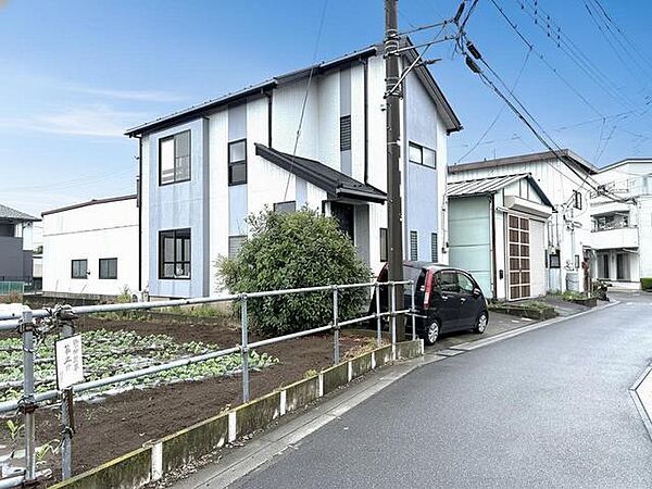 周辺環境と調和するモダンな外観が、落ち着いた暮らしの時間を予感させる住まいです。
