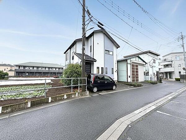 周辺の環境に静かに寄り添いながら、日々の暮らしを穏やかに育む落ち着いた佇まいが魅力です。