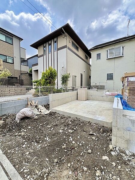 落ち着いた住宅街の雰囲気に溶け込み、日々の暮らしの基盤として静かに佇む穏やかな街並みが魅力です。