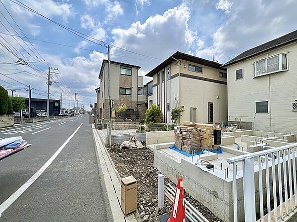 空が広く開放的な空気感に包まれ、周辺環境と調和した穏やかな街並みが日々の暮らしを優しく見守ります。
