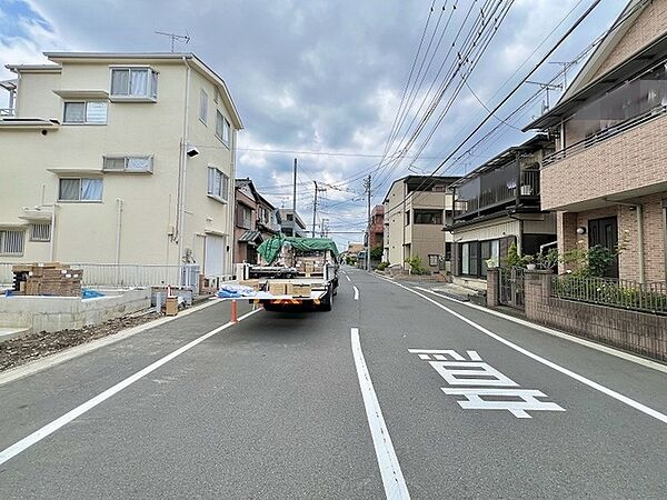 落ち着いた佇まいの住宅街が広がり、日々の暮らしに穏やかな安らぎを感じさせる環境です。