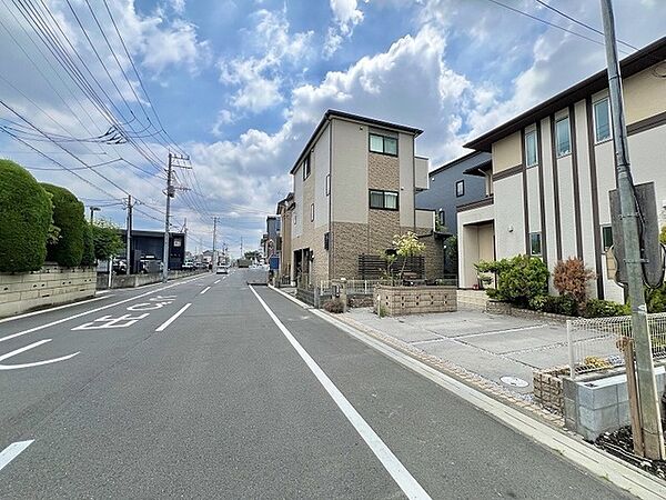 落ち着いた空気が流れ、整然とした街並みが日々の暮らしに安らぎを添えてくれる環境です。