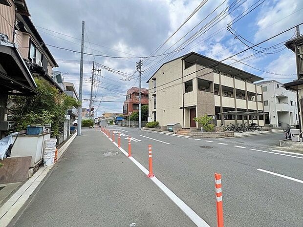 穏やかな空気が流れる閑静な住宅街で、日々の暮らしに安らぎを感じさせる落ち着いた環境です。