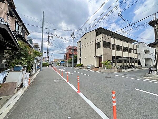 穏やかな空気が流れる閑静な住宅街で、日々の暮らしに安らぎを感じさせる落ち着いた環境です。