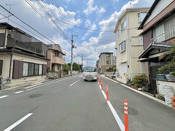 落ち着いた住宅街の中に位置しており、穏やかな日常が流れる住環境が魅力です。