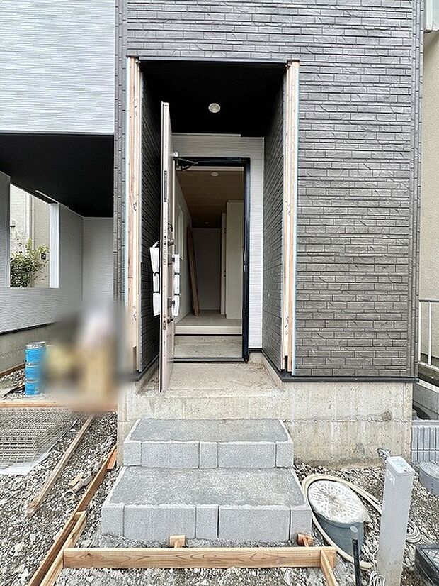 落ち着いた色合いの外壁と洗練された佇まいが訪れる人を穏やかに迎えるエントランス