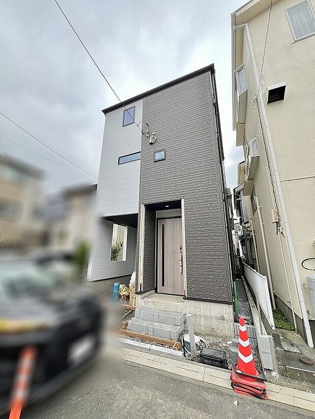 洗練された外観デザインが街並みに調和する、スタイリッシュな佇まいを演出しています。
