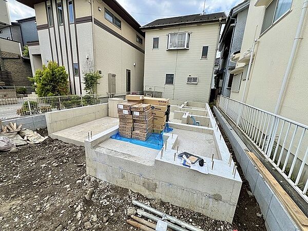 これからの暮らしを支える強固な基礎が整い、穏やかな街並みの中に新しい住まいが着実に形作られていきます。