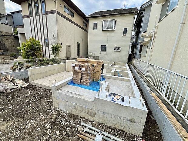 これからの暮らしを支える強固な基礎が整い、穏やかな街並みの中に新しい住まいが着実に形作られていきます。