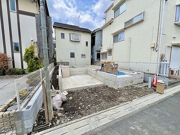 新しい暮らしの始まりを感じさせる、整然と基礎が築かれたこれからの住まいづくりを予感させる景観です。