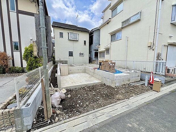 新しい暮らしの始まりを感じさせる、整然と基礎が築かれたこれからの住まいづくりを予感させる景観です。