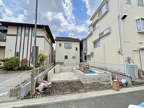 新しい生活の始まりを予感させる、落ち着いた住宅街の敷地が広がります。