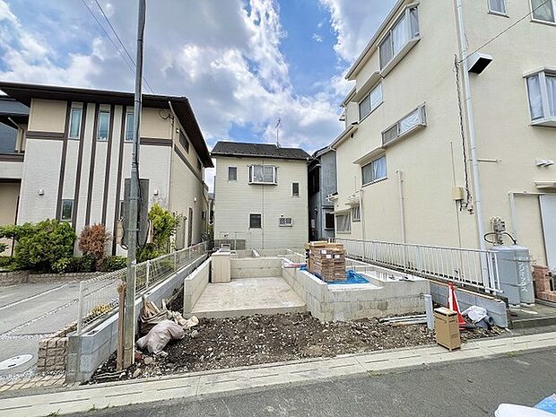 新しい生活の始まりを予感させる、落ち着いた住宅街の敷地が広がります。