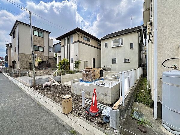 落ち着いた住宅街の雰囲気に馴染む、これからの暮らしの礎となる一角です。