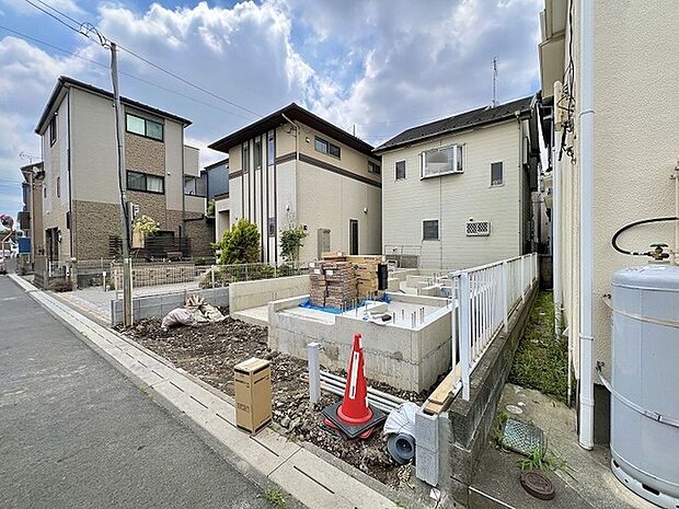 落ち着いた住宅街の雰囲気に馴染む、これからの暮らしの礎となる一角です。