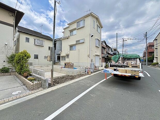 落ち着いた街並みに溶け込む、将来の暮らしの可能性を感じさせる住環境です。