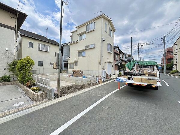落ち着いた街並みに溶け込む、将来の暮らしの可能性を感じさせる住環境です。