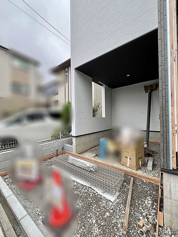 モダンな色合いの天井がアクセントとなり、すっきりと洗練された佇まいを演出しています。
