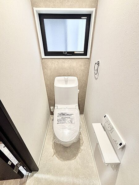 落ち着いた色味のアクセントクロスが空間に引き締まった印象を与え、心からリラックスできるプライベートなひとときを演出します。