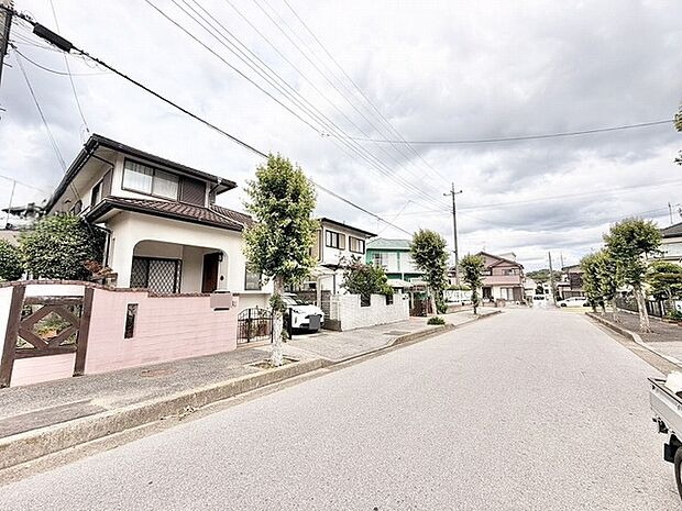整備された道路と閑静な街並みが広がり、穏やかな暮らしを予感させる落ち着いた住環境です。